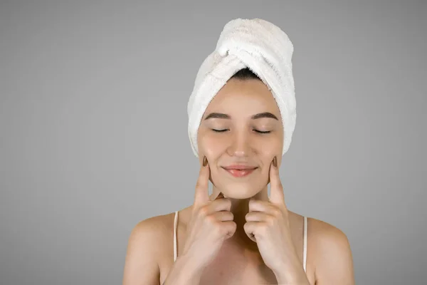 Lavar a cara. Close-up de mulher limpeza da pele com retrato de toalha. — Fotografia de Stock
