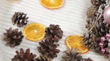 Çiçekçi kadın yeni yıl çelengi yapıyor..