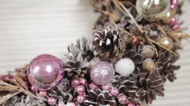 Çiçekçi kadın yeni yıl çelengi yapıyor..