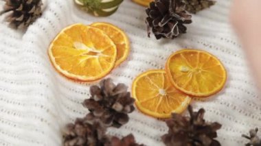 Çiçekçi kadın yeni yıl çelengi yapıyor..