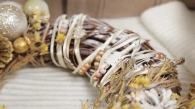 Çiçekçi kadın yeni yıl çelengi yapıyor..