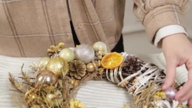 Çiçekçi kadın yeni yıl çelengi yapıyor..