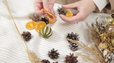 Çiçekçi kadın yeni yıl çelengi yapıyor..