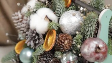 Kadın çiçekçi yeni yıl besteleri yapıyor..