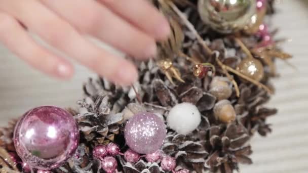 Woman florist makes new year wreaths. — Stock Video