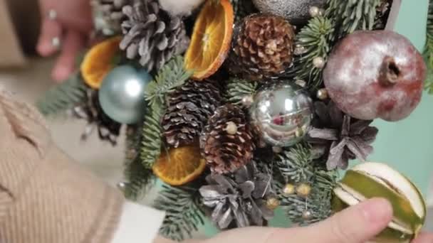Жінка-флорист робить новорічні композиції . — стокове відео