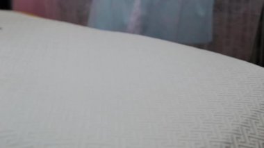 Kadın güzellik uzmanı kanepeyi örtüyor..