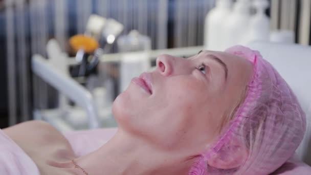 Bela face de uma mulher antes de um procedimento cosmético. — Vídeo de Stock