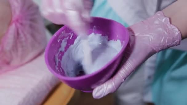 Perempuan ahli kecantikan mengaduk krim dengan spatula khusus. — Stok Video