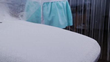 Kadın güzellik uzmanı kanepeyi örtüyor..