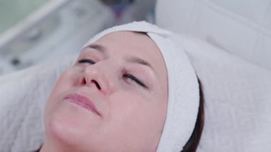 Kozmetik ameliyattan önce bir kadının güzel yüzü.