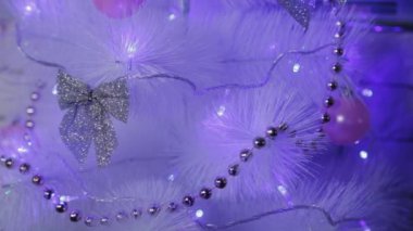 Güzel yapay mavi Noel ağacı ve Noel oyuncakları.