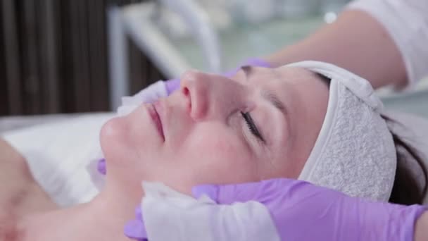 Femme esthéticienne lave le visage du client de la clinique de cosmétologie. — Video