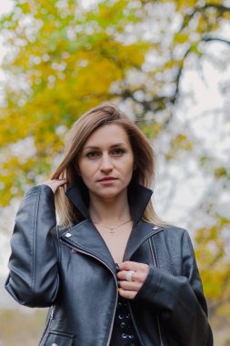 Sonbaharda ormanda güzel bir kadın portresi.