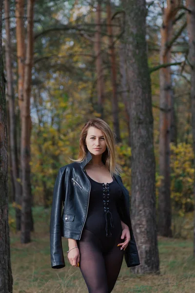 秋の森でポーズをとる美しい女性。女性の美しい写真. — ストック写真