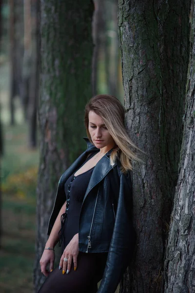 가을 숲에서 아름다운 여성 포즈를 취하고 있습니다. 여자들의 아름다운 사진. — 스톡 사진
