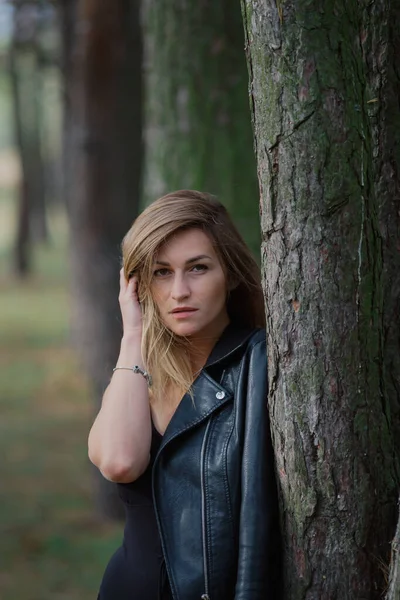 Beautiful woman posing in autumn forest. Beautiful pictures of women. — Stock Photo, Image