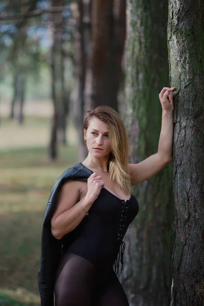 Mulher bonita posando na floresta de outono. Belas fotos de mulheres. — Fotografia de Stock