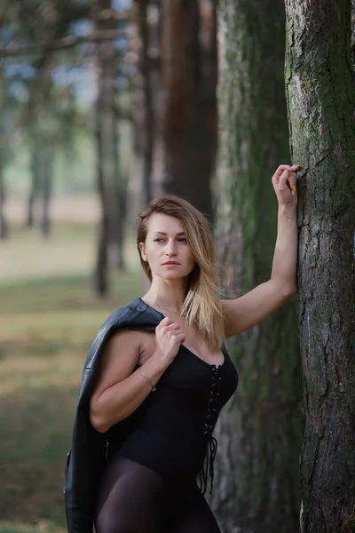Mooie vrouw die poseert in het herfstbos. Prachtige foto 's van vrouwen. — Stockfoto