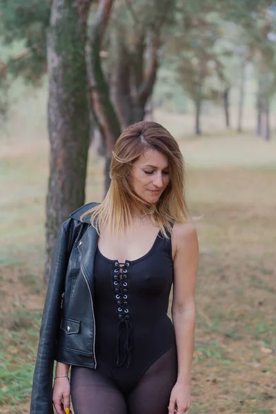 Hermosa mujer posando en el bosque de otoño. Hermosas fotos de mujeres. — Foto de Stock