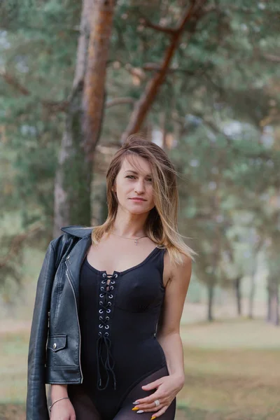 Hermoso retrato de mujer en el bosque en otoño. —  Fotos de Stock