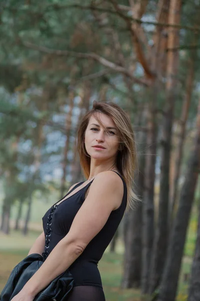 Hermoso retrato de mujer en el bosque en otoño. — Foto de Stock