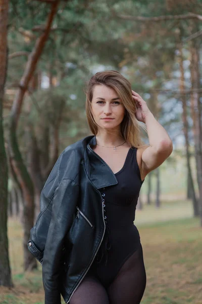 Retrato de mulher bonita na floresta no outono. — Fotografia de Stock