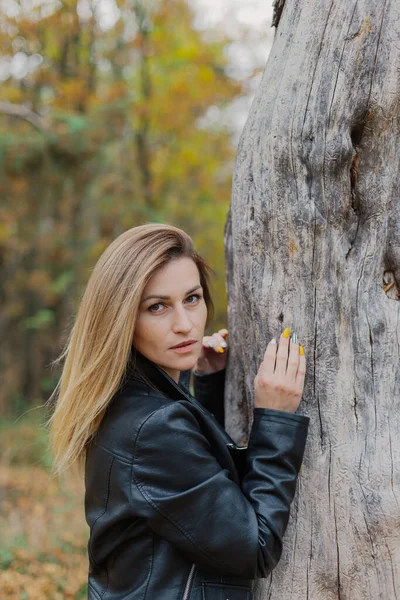 Hermoso retrato de mujer en el bosque en otoño. — Foto de Stock