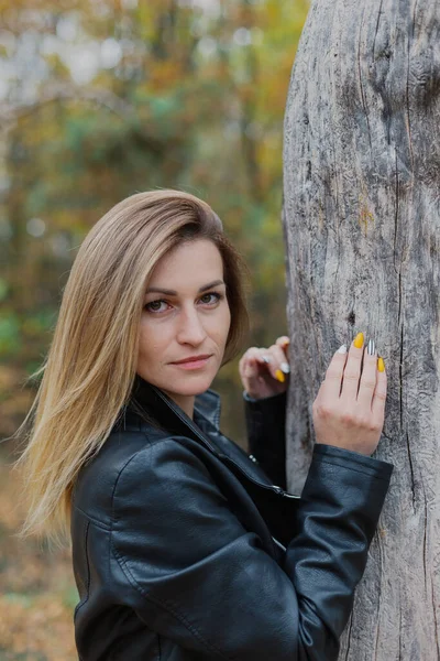 가을 숲 속의 아름다운 여인의 초상화. — 스톡 사진