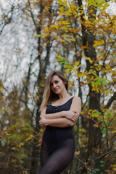 Hermoso retrato de mujer en el bosque en otoño. — Foto de Stock