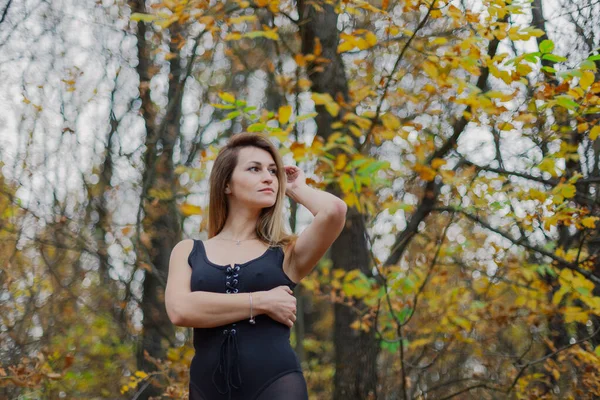 Schönes Frauenporträt im Herbst im Wald. — Stockfoto