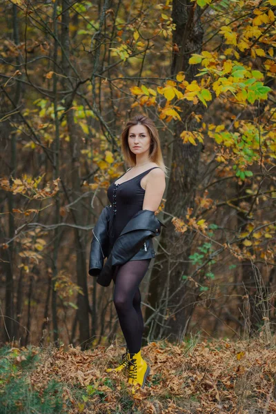 Mooie vrouw die poseert in het herfstbos. Prachtige foto 's van vrouwen. — Stockfoto