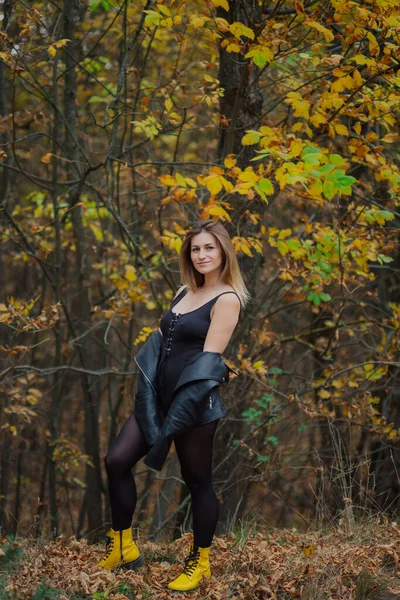 가을 숲에서 아름다운 여성 포즈를 취하고 있습니다. 여자들의 아름다운 사진. — 스톡 사진
