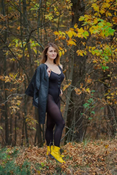 Hermosa mujer posando en el bosque de otoño. Hermosas fotos de mujeres. — Foto de Stock