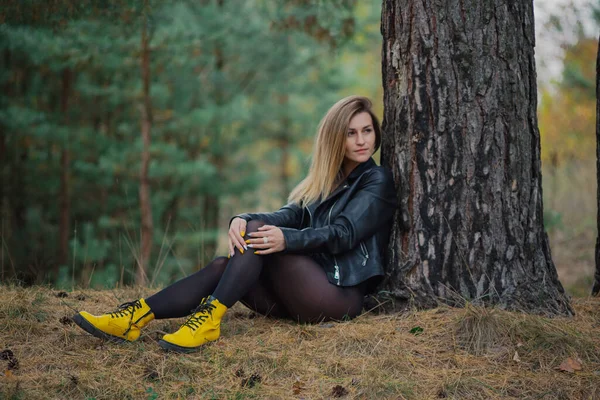 Mulher bonita posando na floresta de outono. Belas fotos de mulheres. — Fotografia de Stock