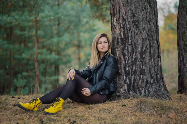 Güz ormanında poz veren güzel bir kadın. Güzel kadın resimleri. — Stok fotoğraf