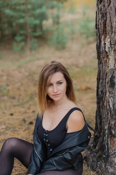 Красива жінка портрет в лісі восени . — стокове фото