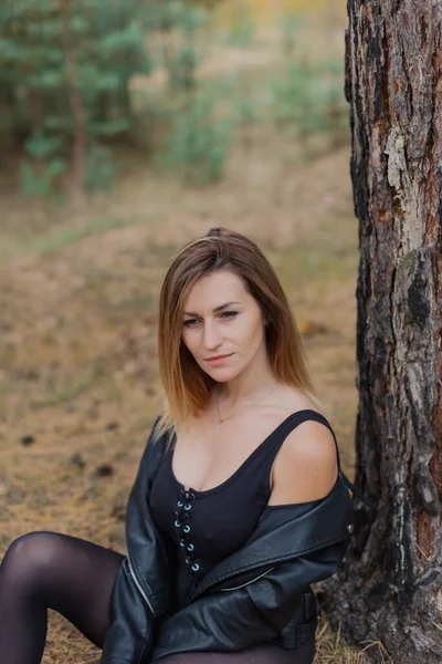 Vacker kvinna porträtt i skogen på hösten. — Stockfoto