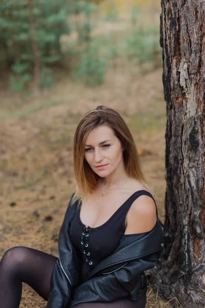 Hermoso retrato de mujer en el bosque en otoño. — Foto de Stock