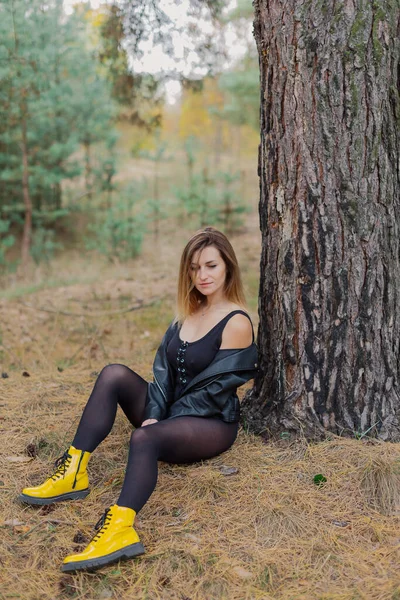 Bella donna in posa nella foresta autunnale. Belle foto di donne. — Foto Stock