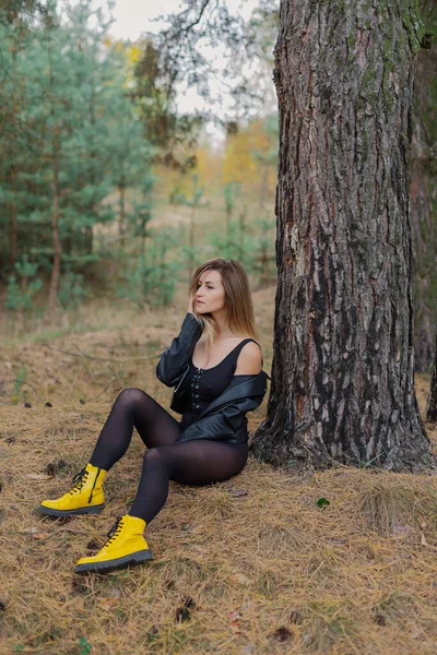 Mulher bonita posando na floresta de outono. Belas fotos de mulheres. — Fotografia de Stock