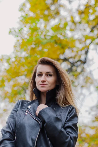 Retrato de mulher bonita na floresta no outono. — Fotografia de Stock