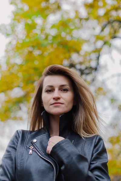 Retrato de mulher bonita na floresta no outono. — Fotografia de Stock