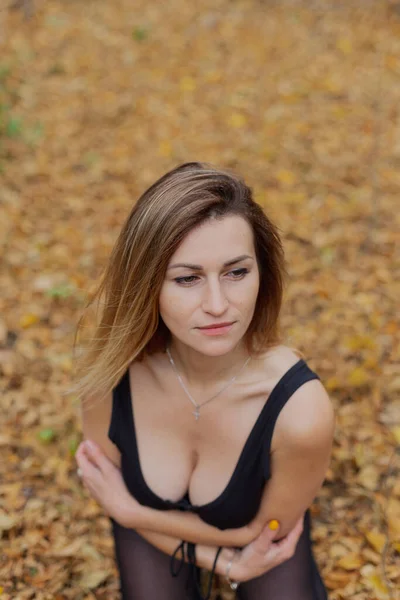Mooie vrouw portret in het bos in de herfst. — Stockfoto