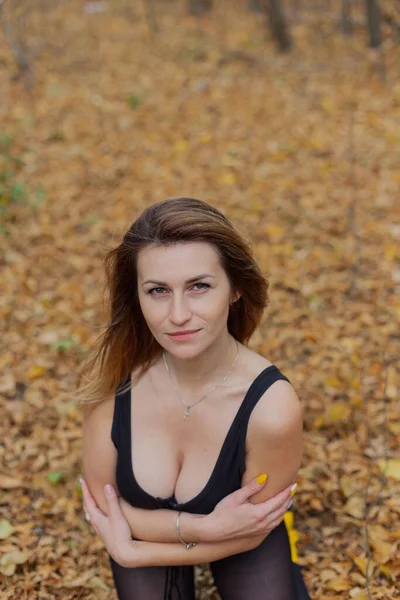 Retrato de mulher bonita na floresta no outono. — Fotografia de Stock