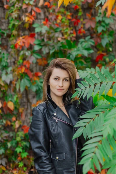 Schönes Porträt einer jungen Frau im herbstlichen Gebüsch. — Stockfoto