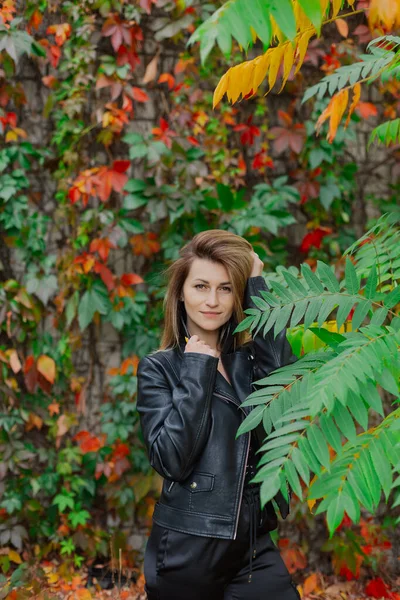 Belo retrato de uma jovem mulher em arbustos de outono. — Fotografia de Stock