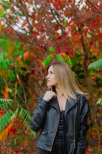 Hermoso retrato de una joven en los arbustos de otoño. — Foto de Stock