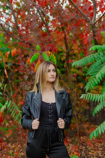 Hermoso retrato de una joven en los arbustos de otoño. — Foto de Stock