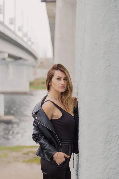 Mooie jonge vrouw op de betonnen brug. — Stockfoto